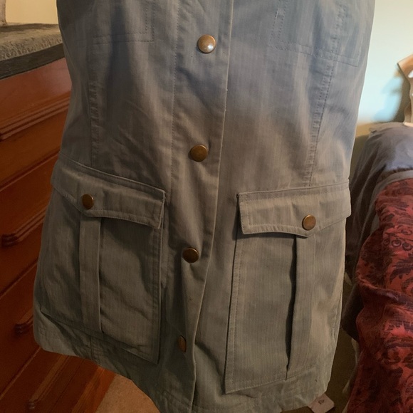 Magellan’s Outdoors Sleeveless Vest: Medium - Picture 2 of 4